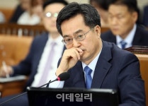[포토]질문 듣는 김동연 경제부총리 후보자
