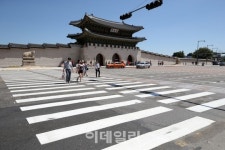 [포토]광화문 교차로 서쪽 횡단보도 설치