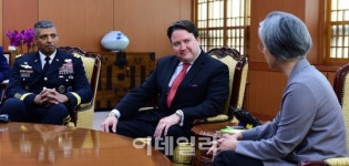 [포토]강경화 외교부 장관, 주한 미 대사대리 및 사령관 접견