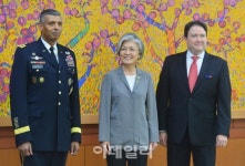 [포토]강경화 외교부 장관, 미대사대리·한미사령관 접견