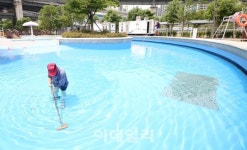 [포토]개장 앞두고 분주한 한강공원 야외수영장