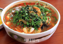 [여행+] 쌉싸래한 다슬기와 매콤한 짬뽕이 만나다