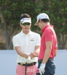 [포토]김형성,홍순상 서로의 볼을 확인하자
