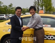 [포토]택시 협동조합 조합원 만난 김동연 부총리