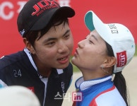 [포토] 뽀뽀받는 이형준