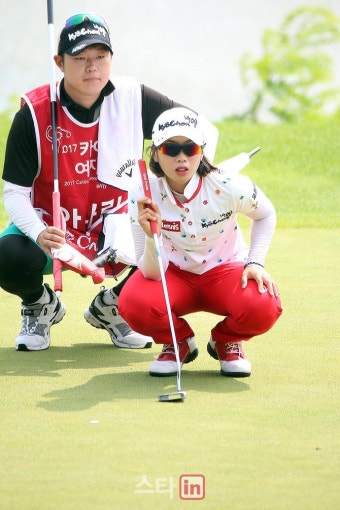 [포토] 안나린, '살피고 또 살피고'