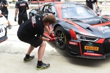 [포토] [아우디 R8 LMS] 휠 타이어를 장착하는 미케닉