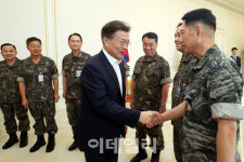 文대통령 “국방예산 임기내 GDP 대비 2.9%까지 올리는 게 목표”(종합)