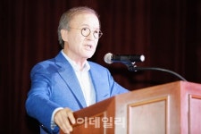 윤윤수 휠라 회장, 찍었스 콘테스트 1등 학교 깜짝 방문