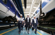 [포토]KTX 산천 둘러보는 자비에 쾅 프랑스 국유철도(SNCF) 기술본부장