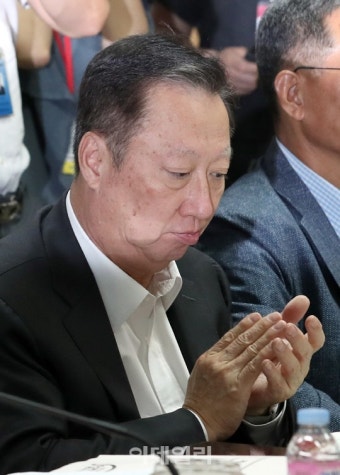 [포토]박수치는 박용만 대한상공회의소 회장