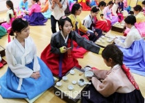[포토] 다도 체험하는 한·중·일 여대생