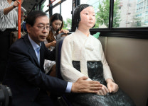 [르포]151번 버스를 탄 소녀상…출근길 시민들 눈시울 적셔