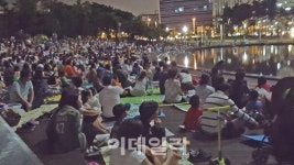 성남시청 너른못 광장서 노무현입니다 상영