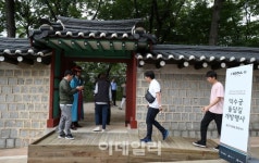 [포토]영국대사관 철문으로 막혔던 돌담길 100M 구간 개방