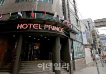 홍보 조건으로 무료 객실 제안한 최영미 시인, 갑질일까?