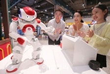 [포토]스타필드 고양에서 춤추는 로봇 도우미를 만나요