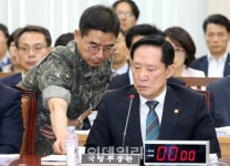 [포토]메모 전달받는 송영무 국방부 장관