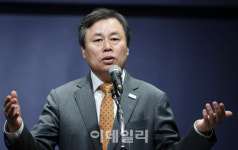 도종환 장관 장애인 연극에 눈물…관광·콘텐츠 피해 마음 아파