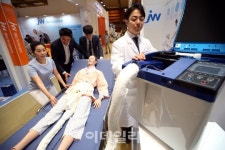 [포토]JW메디칼 케어비데, 흡입, 세정, 건조를 한 번에
