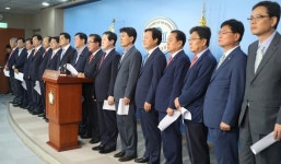 한국당 친박 의원들 “박근혜에게 신체의 자유 줘라”