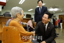 고향 찾은 김영록 장관, 보육·요양원에 위문품 전달