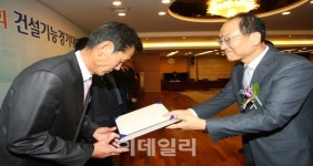 건단련, 건설기능경기대회 입상자 57명 시상.. 여성 10명 달해