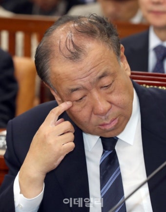 [포토]어수봉 최저임금위원장, '최저임금 문제 고민'