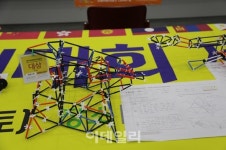 [포토]대상 받은 투석기…2017 수리과학창의대회 초등2부문