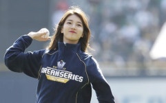 수지, 한국시리즈 4차전서 완벽 시구 스트라이크!