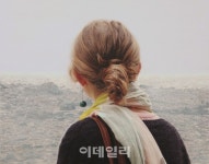 [e갤러리] 등 돌린 여인이 삼킨 말…정종기 