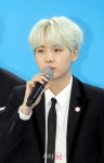 [포토]인사말하는 방탄소년단 슈가