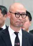 [포토]故 김주혁 운구차 지켜보는 김종도 나무엑터스 대표