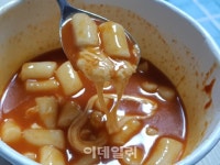 [지금 편의점&]떡볶이와 마늘의 외도...CU, 자이언트 마늘 떡볶이