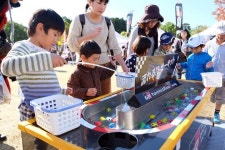 [포토] [신시로 랠리 2017] 레이스카 낚시를 즐기는 어린이 관람객들