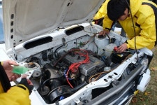 [포토] [신시로 랠리 2017] 코롤라 레빈 TE27의 엔진을 살펴보는 사람들