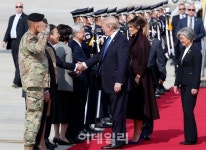 [포토]영접받는 도널드 트럼프 미국 대통령 내외