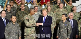 [포토]브룩스 주한미군사령관 손 잡은 도널드 트럼프 미국 대통령