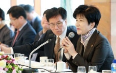 김영주 고용부 장관 “사회적 대화 절실… 한국노총과 해결할 것”