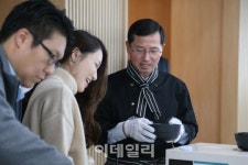 [포토]임영진 신한카드 사장, 신사옥 사내식당서 배식