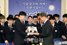 [포토]文대통령, 3D 캐리커쳐 선물받고 ‘함박웃음’