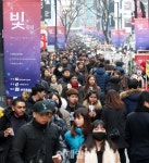 [포토]살아난 소비자심리지수, 활기띠는 명동거리