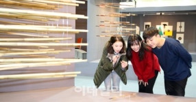[포토]관람객 눈길 사로잡는 전통 공예들