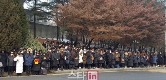 [포토] 두 손 모으고 고개 숙이고..고 종현 애도하는 팬들