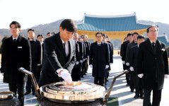 [포토] 대전현충원 참배하는 관세청 간부들
