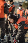 [포토]한국타이어 신입사원들, 대전 동구서 연탄나르기 봉사 동참