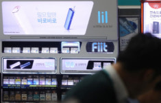 [편의점 30년]②전자기기에 화장품까지…돈 되는 건 다 판다