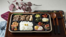 [편의점 30년]②전자기기에 화장품까지…돈 되는 건 다 판다