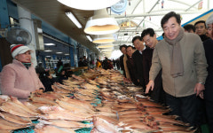 이낙연 총리, 여수 수산시장 방문.. 전통시장 상인들과 소통