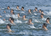 얼음장 같은 겨울바다에 풍덩…해군 해난구조대 혹한기 훈련
